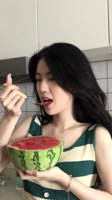 女的发吃瓜啥意思,揭秘“吃瓜群众”背后的网络文化现象