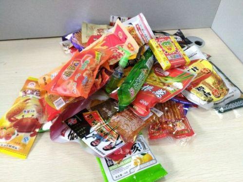 小布娱乐边吃零食边吃瓜