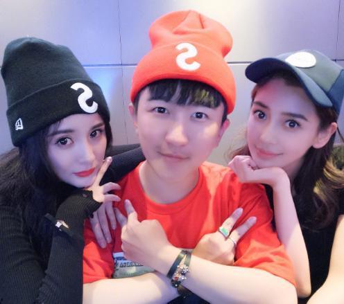 娱乐圈吃瓜男博主,吃瓜男博主带你探秘明星幕后生活